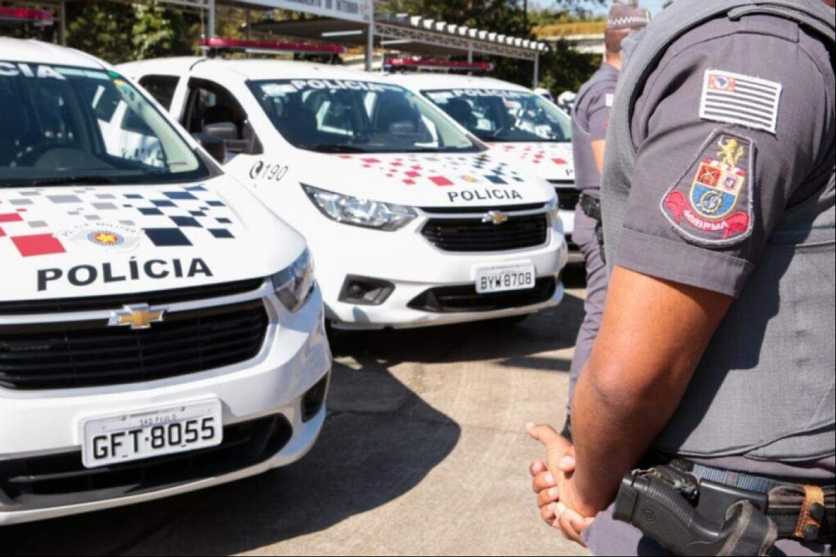 Homem é preso em flagrante por violência doméstica após atacar irmã dentro de casa.