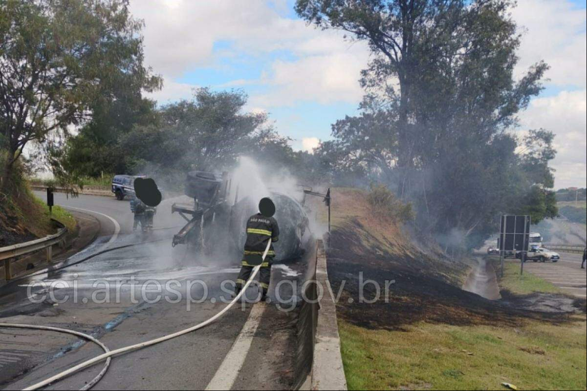 Veículo transportava 30 mil litros de etanol; acidente causou vazamento e incêndio na vegetação e no leito de um rio da região.
