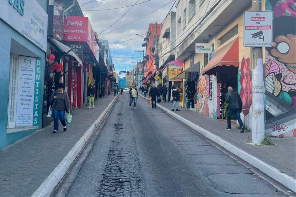 Muitos casais deixaram a compra do presente para a última hora e foram ao comércio do Centro nesta quarta-feira (11)