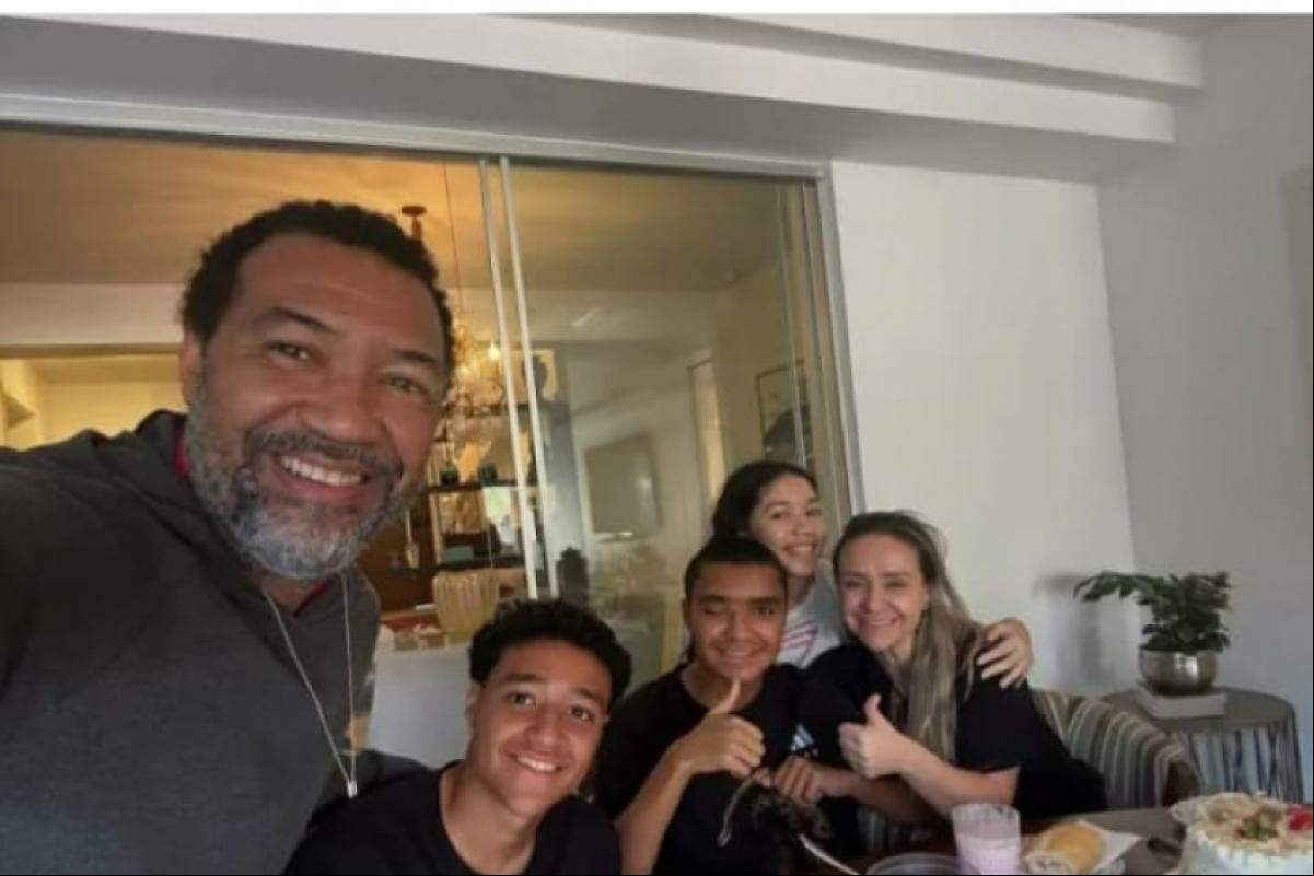 O jogador agora se recupera em casa com a presença da família