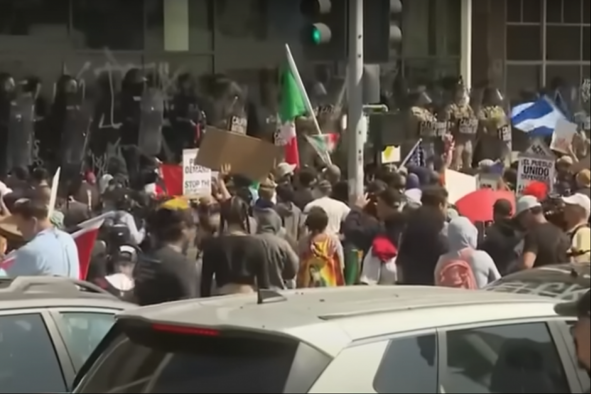 A tensão aumentou ainda mais depois que o presidente Donald Trump autorizou o envio de tropas da Guarda Nacional às ruas.