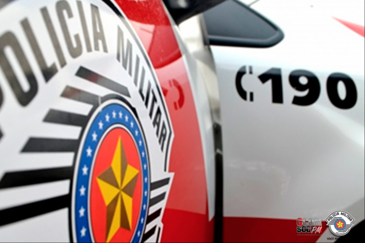 Uma viatura foi enviada ao local, onde os policiais foram recebidos pela própria criança.