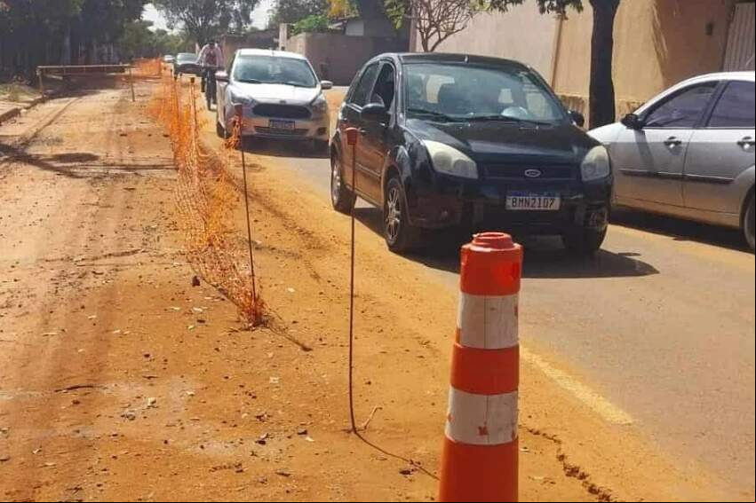 Paralisação da renovação das galerias e recomposição asfáltica no bairro Pinheiros provoca transtornos, risco à segurança e questionamentos na Câmara Municipal