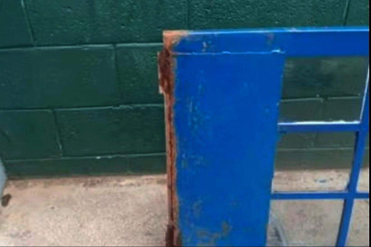Após ser atingida pela porta, a criança foi socorrida pelo SAMU.
