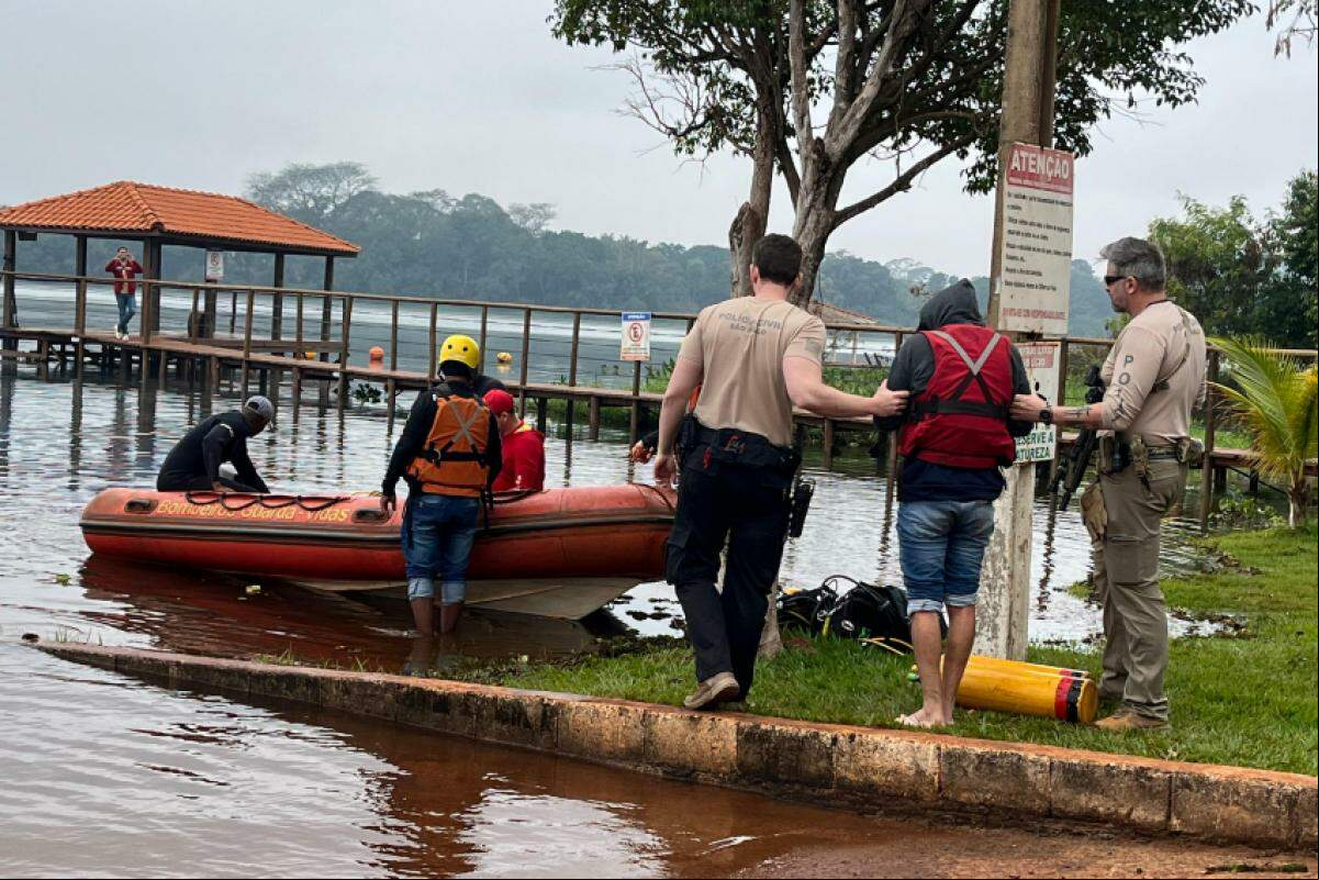 Buscas foram feitas com ajuda de equipamento e do homem que confessou ter jogado o corpo no rio