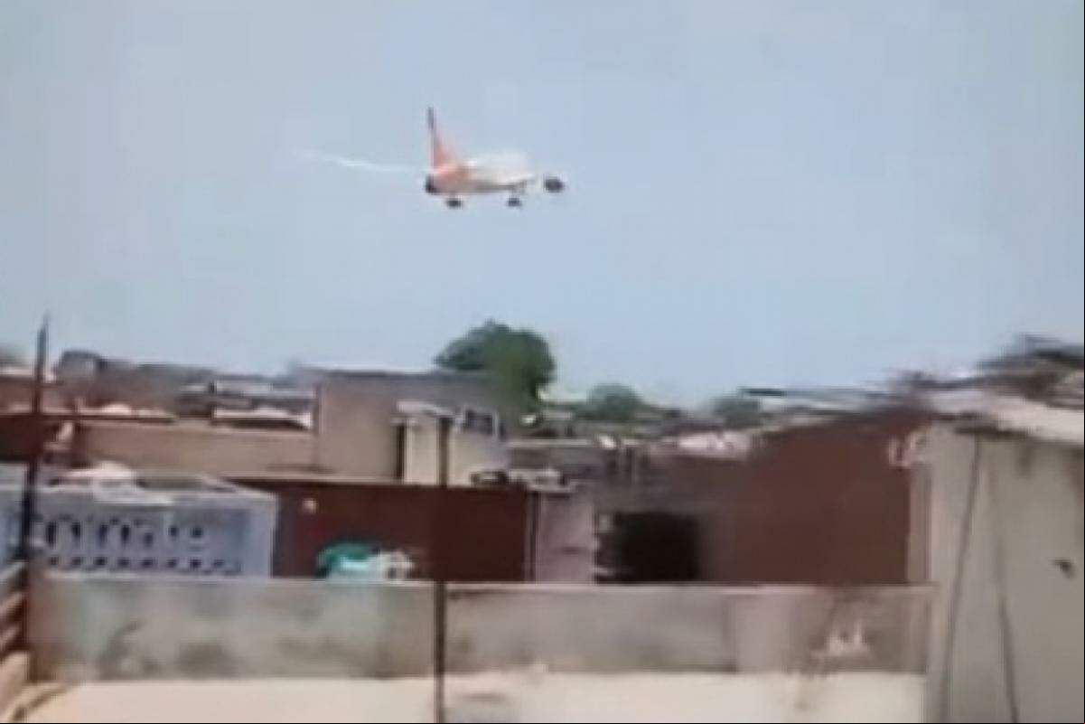 Avião foi filmado momentos antes de cair na Índia